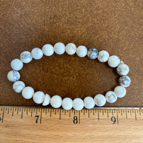 Howlite bracelets- stretchy set of 3 - great gift - Picture 3 of 4